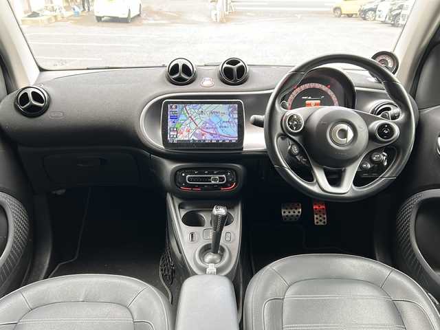 スマート ＭＣＣ スマート フォーツークーペ BRABUSスポーツ 京都府 2018(平30)年 4.3万km 白Ⅱ Panasonicナビ/・フルセグTV /BT Audio/バックカメラ/クルーズコントロール/ETC/ガラスルーフ/衝突軽減装置/車線逸脱防止装置/コーナーセンサー/アイドリングストップ/パドルシフト/シートヒーター/ステアリングスイッチ/純正フロアマット/保証書＆取説/ナビ取説/スペアキー