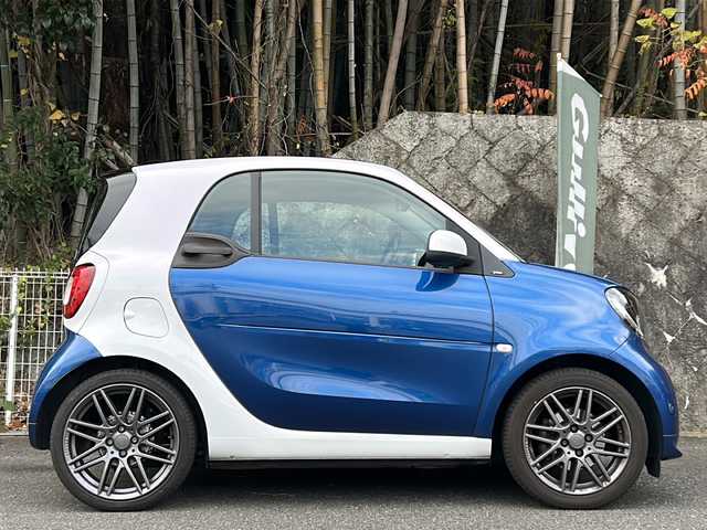 スマート ＭＣＣ スマート フォーツークーペ BRABUSスポーツ 京都府 2018(平30)年 4.3万km 白Ⅱ Panasonicナビ/・フルセグTV /BT Audio/バックカメラ/クルーズコントロール/ETC/ガラスルーフ/衝突軽減装置/車線逸脱防止装置/コーナーセンサー/アイドリングストップ/パドルシフト/シートヒーター/ステアリングスイッチ/純正フロアマット/保証書＆取説/ナビ取説/スペアキー