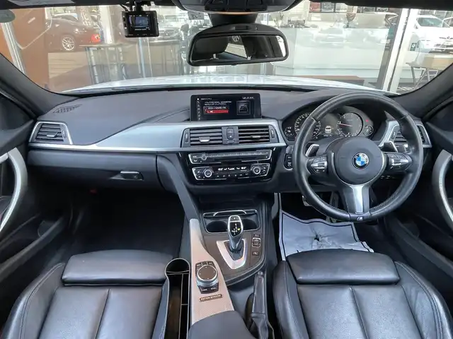 ＢＭＷ ３２０ｄ Mスポーツ 鹿児島県 2017(平29)年 4.9万km アルピンホワイトⅢ 新車時保証書　取扱説明書		/インテリジェントセーフティ/レーンチェンジウォーニング		/レーンディパーチャーウォーニング		/アクティブクルーズコントロール		/アイドリングストップ		/純正HDDナビ		/CD/DVD/REC/BT	/バックカメラ　ルームミラー内臓ETC【DSRC】				/フロントパワーシート【運転席メモリー付】		/レザーシート/前席シートヒーター		/LEDヘッドライト/オートライト	/前後ドラレコ			/スマートキー×２		/革巻きハンドル