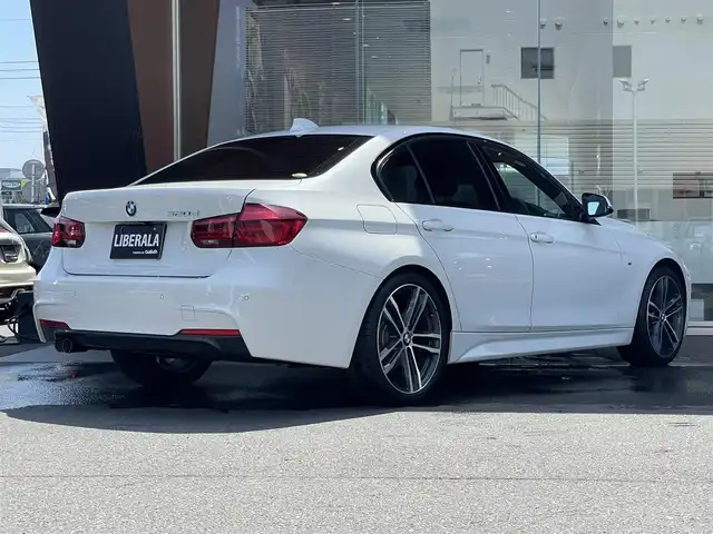 ＢＭＷ ３２０ｄ Mスポーツ 鹿児島県 2017(平29)年 4.9万km アルピンホワイトⅢ 新車時保証書　取扱説明書		/インテリジェントセーフティ/レーンチェンジウォーニング		/レーンディパーチャーウォーニング		/アクティブクルーズコントロール		/アイドリングストップ		/純正HDDナビ		/CD/DVD/REC/BT	/バックカメラ　ルームミラー内臓ETC【DSRC】				/フロントパワーシート【運転席メモリー付】		/レザーシート/前席シートヒーター		/LEDヘッドライト/オートライト	/前後ドラレコ			/スマートキー×２		/革巻きハンドル