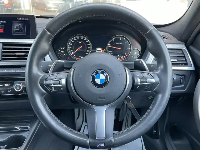 ＢＭＷ ３２０ｄ Mスポーツ 鹿児島県 2017(平29)年 4.9万km アルピンホワイトⅢ 新車時保証書　取扱説明書		/インテリジェントセーフティ/レーンチェンジウォーニング		/レーンディパーチャーウォーニング		/アクティブクルーズコントロール		/アイドリングストップ		/純正HDDナビ		/CD/DVD/REC/BT	/バックカメラ　ルームミラー内臓ETC【DSRC】				/フロントパワーシート【運転席メモリー付】		/レザーシート/前席シートヒーター		/LEDヘッドライト/オートライト	/前後ドラレコ			/スマートキー×２		/革巻きハンドル
