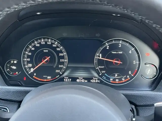 ＢＭＷ ３２０ｄ Mスポーツ 鹿児島県 2017(平29)年 4.9万km アルピンホワイトⅢ 新車時保証書　取扱説明書		/インテリジェントセーフティ/レーンチェンジウォーニング		/レーンディパーチャーウォーニング		/アクティブクルーズコントロール		/アイドリングストップ		/純正HDDナビ		/CD/DVD/REC/BT	/バックカメラ　ルームミラー内臓ETC【DSRC】				/フロントパワーシート【運転席メモリー付】		/レザーシート/前席シートヒーター		/LEDヘッドライト/オートライト	/前後ドラレコ			/スマートキー×２		/革巻きハンドル