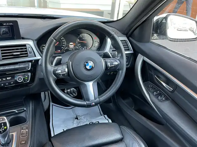 ＢＭＷ ３２０ｄ Mスポーツ 鹿児島県 2017(平29)年 4.9万km アルピンホワイトⅢ 新車時保証書　取扱説明書		/インテリジェントセーフティ/レーンチェンジウォーニング		/レーンディパーチャーウォーニング		/アクティブクルーズコントロール		/アイドリングストップ		/純正HDDナビ		/CD/DVD/REC/BT	/バックカメラ　ルームミラー内臓ETC【DSRC】				/フロントパワーシート【運転席メモリー付】		/レザーシート/前席シートヒーター		/LEDヘッドライト/オートライト	/前後ドラレコ			/スマートキー×２		/革巻きハンドル
