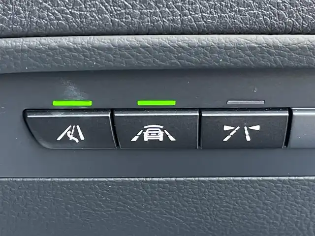 ＢＭＷ ３２０ｄ Mスポーツ 鹿児島県 2017(平29)年 4.9万km アルピンホワイトⅢ 新車時保証書　取扱説明書		/インテリジェントセーフティ/レーンチェンジウォーニング		/レーンディパーチャーウォーニング		/アクティブクルーズコントロール		/アイドリングストップ		/純正HDDナビ		/CD/DVD/REC/BT	/バックカメラ　ルームミラー内臓ETC【DSRC】				/フロントパワーシート【運転席メモリー付】		/レザーシート/前席シートヒーター		/LEDヘッドライト/オートライト	/前後ドラレコ			/スマートキー×２		/革巻きハンドル