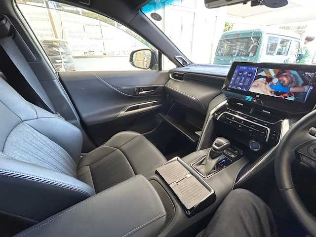 トヨタ ハリアー ハイブリッド Z 宮城県 2020(令2)年 0.9万km プレシャスブラックパール 純正ナビ（AM/FM/USB/BT）/フルセグTV/バックカメラ/全方位カメラ/JBLサウンドシステム/レーダークルーズコントロール追従有/レーンキープ/衝突軽減/パーキングサポートブレーキ/横揺れ防止/パワーシート/パワーバックドア/モデリスタエアロ/オートライト/オートハイビーム/ETC/純正フロアマット/プッシュスタート/ドラレコ/サマータイヤ純正AW（225/55R19）/保証書/記録簿/取扱説明書