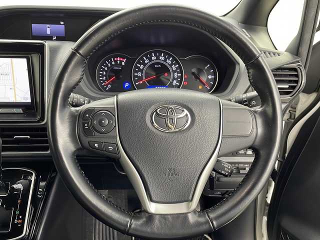 トヨタ ノア Si ダブルバイビー 千葉県 2018(平30)年 6.4万km ホワイトパールクリスタルシャイン トヨタセーフティセンス/・プリクラッシュセーフティ/・レーンディパーチャーアラート/・先行車発進告知/・オートハイビーム/社外8インチメモリナビ/CD DVD BT MSV フルセグ/両側パワースライドドア/クルーズコントロール/LEDオートライト/ハーフレザーシート/社外15インチアルミホイール/革巻きステアリング/ドアバイザー/純正フロアマット/プッシュスタート/スマートキー/ビルトインETC