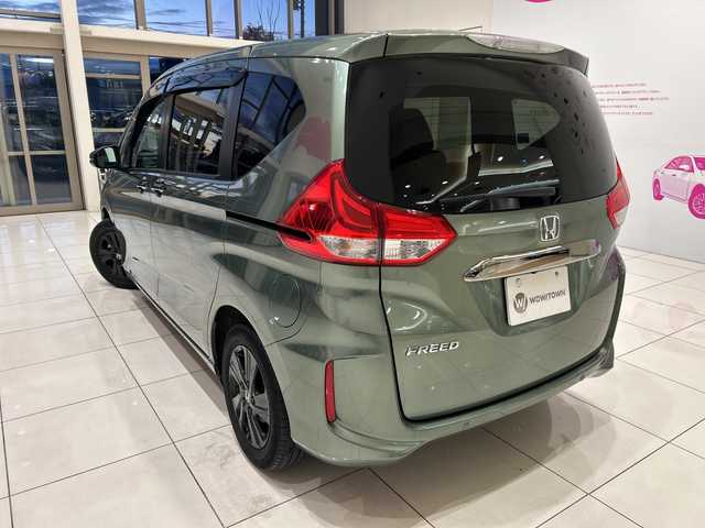 ホンダ フリード G ブラックスタイル 埼玉県 2022(令4)年 2.5万km シルバーミストグリーンM ホンダセンシング/社外SDナビ/　CD/DVD/BT/フルセグ/バックカメラ/両側パワースライドドア/レーダークルーズコントロール/レーンキープアシスト/シートヒーター/純正15インチアルミホイール/オートライト/アイドリングストップ/スマートキー/禁煙車