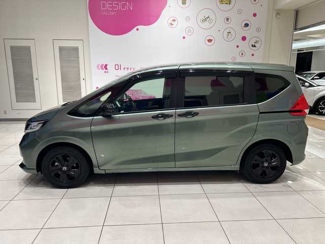 ホンダ フリード G ブラックスタイル 埼玉県 2022(令4)年 2.5万km シルバーミストグリーンM ホンダセンシング/社外SDナビ/　CD/DVD/BT/フルセグ/バックカメラ/両側パワースライドドア/レーダークルーズコントロール/レーンキープアシスト/シートヒーター/純正15インチアルミホイール/オートライト/アイドリングストップ/スマートキー/禁煙車