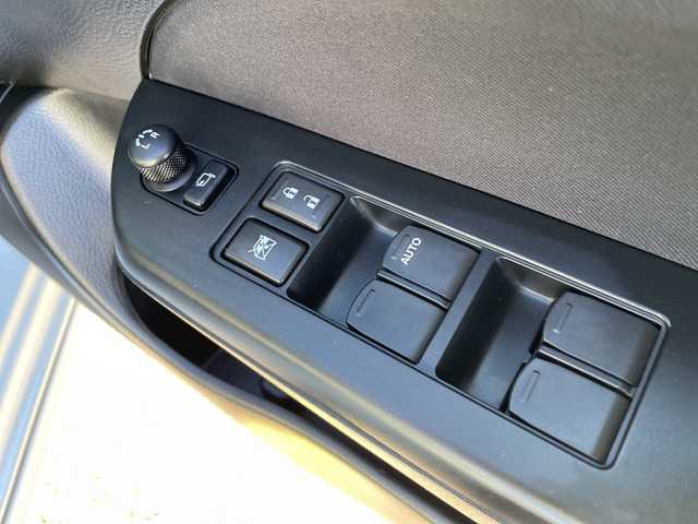 スズキ スイフト RS 石川県 2015(平27)年 5.7万km パール 社外メモリーナビ　ＴＶ　ＥＴＣ　スマートキー　プッシュスタート　ＨＩＤヘッドライト　オートライト　オートエアコン　純正アルミホイール