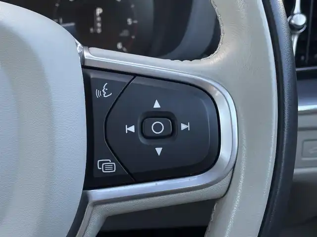 ボルボ ＸＣ６０ D4 AWD モーメンタム 三重県 2020(令2)年 3.9万km クリスタルホワイトP ワンオーナー/白革シート　/純正ナビ　/ハンドルヒーター　/シートヒーター　/パワーシート　/カープレイ　/全方位カメラ　/フルセグＴＶ　/純正１８インチアルミ　/電動リアゲート　/インテリセーフ　/ＡＣＣ　/ＬＥＤ　/Ｂｌｕｅｔｏｏｔｈ