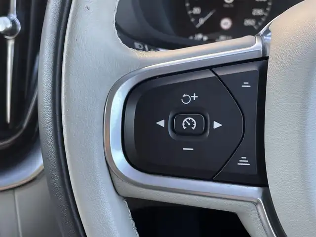 ボルボ ＸＣ６０ D4 AWD モーメンタム 三重県 2020(令2)年 3.9万km クリスタルホワイトP ワンオーナー/白革シート　/純正ナビ　/ハンドルヒーター　/シートヒーター　/パワーシート　/カープレイ　/全方位カメラ　/フルセグＴＶ　/純正１８インチアルミ　/電動リアゲート　/インテリセーフ　/ＡＣＣ　/ＬＥＤ　/Ｂｌｕｅｔｏｏｔｈ