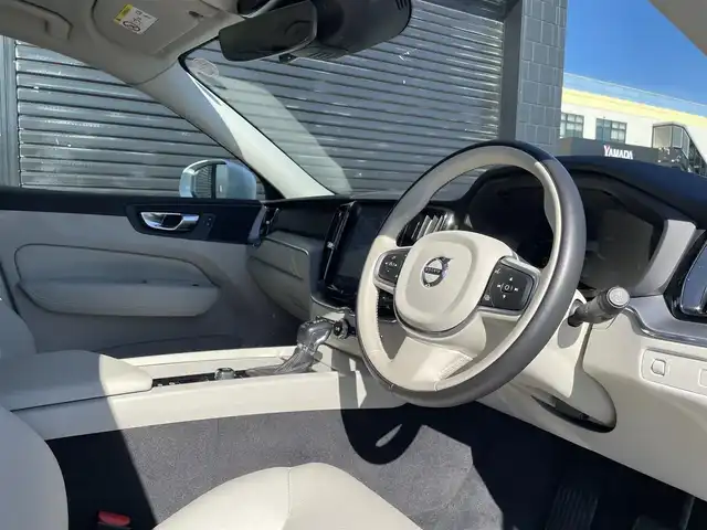 ボルボ ＸＣ６０ D4 AWD モーメンタム 三重県 2020(令2)年 3.9万km クリスタルホワイトP ワンオーナー/白革シート　/純正ナビ　/ハンドルヒーター　/シートヒーター　/パワーシート　/カープレイ　/全方位カメラ　/フルセグＴＶ　/純正１８インチアルミ　/電動リアゲート　/インテリセーフ　/ＡＣＣ　/ＬＥＤ　/Ｂｌｕｅｔｏｏｔｈ