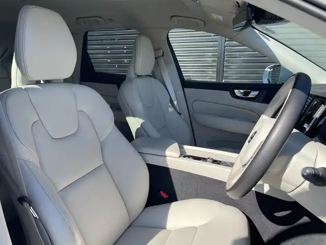 ボルボ ＸＣ６０ D4 AWD モーメンタム 三重県 2020(令2)年 3.9万km クリスタルホワイトP ワンオーナー/白革シート　/純正ナビ　/ハンドルヒーター　/シートヒーター　/パワーシート　/カープレイ　/全方位カメラ　/フルセグＴＶ　/純正１８インチアルミ　/電動リアゲート　/インテリセーフ　/ＡＣＣ　/ＬＥＤ　/Ｂｌｕｅｔｏｏｔｈ