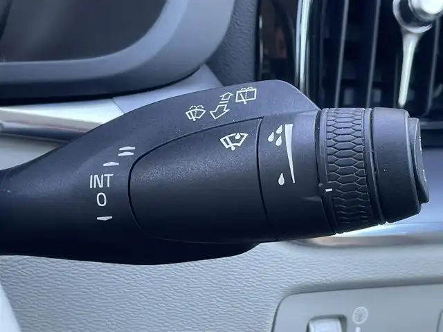 ボルボ ＸＣ６０ D4 AWD モーメンタム 三重県 2020(令2)年 3.9万km クリスタルホワイトP ワンオーナー/白革シート　/純正ナビ　/ハンドルヒーター　/シートヒーター　/パワーシート　/カープレイ　/全方位カメラ　/フルセグＴＶ　/純正１８インチアルミ　/電動リアゲート　/インテリセーフ　/ＡＣＣ　/ＬＥＤ　/Ｂｌｕｅｔｏｏｔｈ