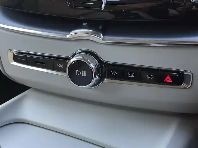 ボルボ ＸＣ６０ D4 AWD モーメンタム 三重県 2020(令2)年 3.9万km クリスタルホワイトP ワンオーナー/白革シート　/純正ナビ　/ハンドルヒーター　/シートヒーター　/パワーシート　/カープレイ　/全方位カメラ　/フルセグＴＶ　/純正１８インチアルミ　/電動リアゲート　/インテリセーフ　/ＡＣＣ　/ＬＥＤ　/Ｂｌｕｅｔｏｏｔｈ