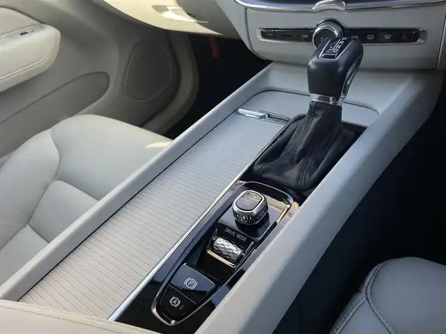 ボルボ ＸＣ６０ D4 AWD モーメンタム 三重県 2020(令2)年 3.9万km クリスタルホワイトP ワンオーナー/白革シート　/純正ナビ　/ハンドルヒーター　/シートヒーター　/パワーシート　/カープレイ　/全方位カメラ　/フルセグＴＶ　/純正１８インチアルミ　/電動リアゲート　/インテリセーフ　/ＡＣＣ　/ＬＥＤ　/Ｂｌｕｅｔｏｏｔｈ