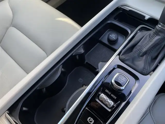 ボルボ ＸＣ６０ D4 AWD モーメンタム 三重県 2020(令2)年 3.9万km クリスタルホワイトP ワンオーナー/白革シート　/純正ナビ　/ハンドルヒーター　/シートヒーター　/パワーシート　/カープレイ　/全方位カメラ　/フルセグＴＶ　/純正１８インチアルミ　/電動リアゲート　/インテリセーフ　/ＡＣＣ　/ＬＥＤ　/Ｂｌｕｅｔｏｏｔｈ