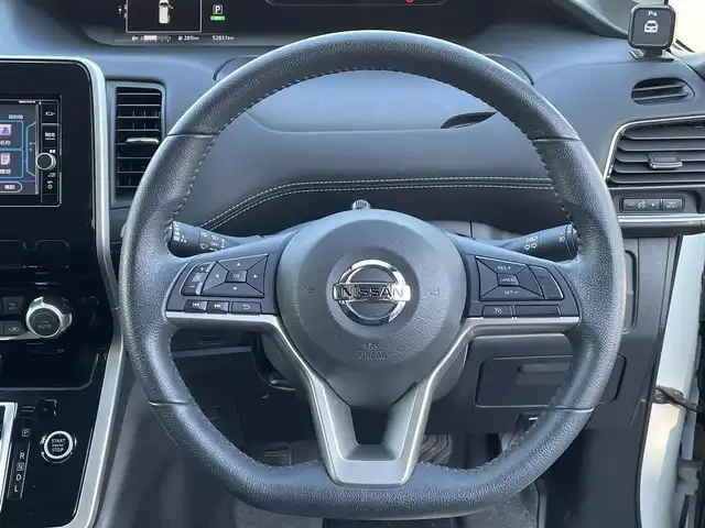 日産 セレナ ハイウェイスター Vセレクション 岡山県 2017(平29)年 5.3万km ブリリアントホワイトパール 純正ナビ　MM317D-W/フルセグTV、CD、DVD、Bluetooth、AM、FM/純正フリップダウンモニター/ETC/バックカメラ/クルーズコントロール/エマージェンシーブレーキ/両側パワースライドドア/TVキャンセラー/ドライブレコーダー