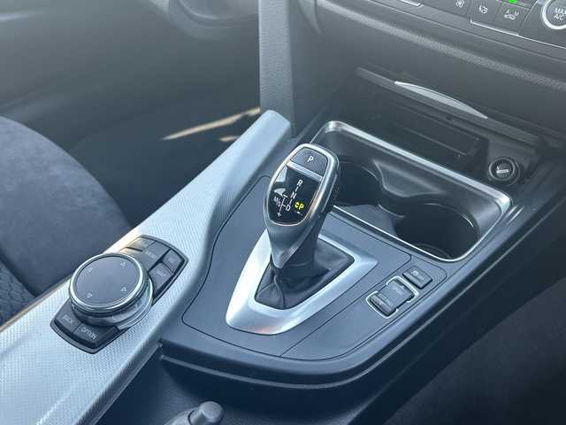 ＢＭＷ ３２０ｄ ツーリング Mスポーツ 愛知県 2015(平27)年 7.9万km アルピンホワイトⅢ ・禁煙車/・フロントリップスポイラー/・純正HDDナビ/・Bluetooth/・CD/DVD/・ドライブレコーダー/・バックカメラ/・ETC/・インテリジェントセーフティ/・ブレーキ機能付き警告/・レーンディパーチャーウォーニング/・アダプティブクルーズコントロール/・パークディスタンスコントロール（コーナーセンサー）/・前席パワーシート/・HIDオートライト/・電動格納ミラーウィンカー/・フロアマット/・ルーフレール/・純正１８インチアルミ/・パワーバックドア/・新車保証書/・取扱説明書/・スペアキー