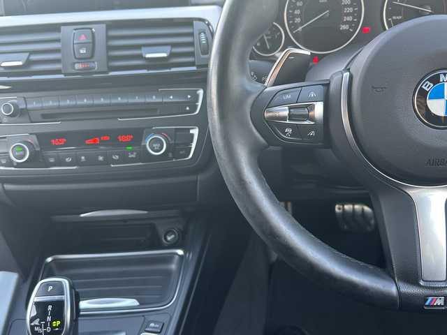 ＢＭＷ ３２０ｄ ツーリング Mスポーツ 愛知県 2015(平27)年 7.9万km アルピンホワイトⅢ ・禁煙車/・フロントリップスポイラー/・純正HDDナビ/・Bluetooth/・CD/DVD/・ドライブレコーダー/・バックカメラ/・ETC/・インテリジェントセーフティ/・ブレーキ機能付き警告/・レーンディパーチャーウォーニング/・アダプティブクルーズコントロール/・パークディスタンスコントロール（コーナーセンサー）/・前席パワーシート/・HIDオートライト/・電動格納ミラーウィンカー/・フロアマット/・ルーフレール/・純正１８インチアルミ/・パワーバックドア/・新車保証書/・取扱説明書/・スペアキー