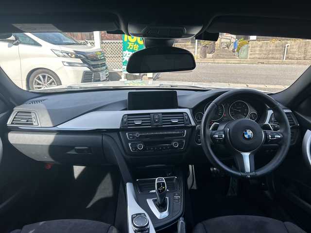 ＢＭＷ ３２０ｄ ツーリング Mスポーツ 愛知県 2015(平27)年 7.9万km アルピンホワイトⅢ ・禁煙車/・フロントリップスポイラー/・純正HDDナビ/・Bluetooth/・CD/DVD/・ドライブレコーダー/・バックカメラ/・ETC/・インテリジェントセーフティ/・ブレーキ機能付き警告/・レーンディパーチャーウォーニング/・アダプティブクルーズコントロール/・パークディスタンスコントロール（コーナーセンサー）/・前席パワーシート/・HIDオートライト/・電動格納ミラーウィンカー/・フロアマット/・ルーフレール/・純正１８インチアルミ/・パワーバックドア/・新車保証書/・取扱説明書/・スペアキー