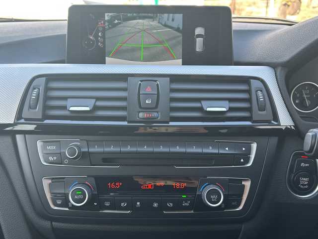 ＢＭＷ ３２０ｄ ツーリング Mスポーツ 愛知県 2015(平27)年 7.9万km アルピンホワイトⅢ ・禁煙車/・フロントリップスポイラー/・純正HDDナビ/・Bluetooth/・CD/DVD/・ドライブレコーダー/・バックカメラ/・ETC/・インテリジェントセーフティ/・ブレーキ機能付き警告/・レーンディパーチャーウォーニング/・アダプティブクルーズコントロール/・パークディスタンスコントロール（コーナーセンサー）/・前席パワーシート/・HIDオートライト/・電動格納ミラーウィンカー/・フロアマット/・ルーフレール/・純正１８インチアルミ/・パワーバックドア/・新車保証書/・取扱説明書/・スペアキー