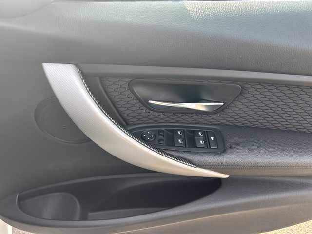 ＢＭＷ ３２０ｄ ツーリング Mスポーツ 愛知県 2015(平27)年 7.9万km アルピンホワイトⅢ ・禁煙車/・フロントリップスポイラー/・純正HDDナビ/・Bluetooth/・CD/DVD/・ドライブレコーダー/・バックカメラ/・ETC/・インテリジェントセーフティ/・ブレーキ機能付き警告/・レーンディパーチャーウォーニング/・アダプティブクルーズコントロール/・パークディスタンスコントロール（コーナーセンサー）/・前席パワーシート/・HIDオートライト/・電動格納ミラーウィンカー/・フロアマット/・ルーフレール/・純正１８インチアルミ/・パワーバックドア/・新車保証書/・取扱説明書/・スペアキー