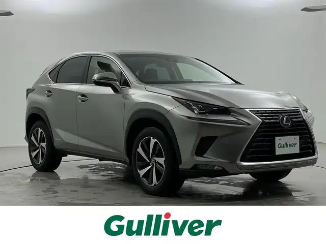 レクサス ＮＸ 300h バージョンL 福井県 2018(平30)年 1.7万km ソニックチタニウム 純正ナビ/CD/DVD/Blu-ray/Bluetooth/フルセグTV/USB/パノラミックビューモニター/赤革シート/全席シートヒーター/前席エアシート/後席電動格納シート/ヘッドアップディスプレイ/BSM/レクサスセーフティシステム＋/レーダークルーズコントロール/ビルトインETC2.0/革巻きステアリング/ステアリングリモコン/ステアリングヒーター/フロアマット/パワーバックドア/三眼LEDオートライト/オートハイビーム/フォグランプ/クリアランスソナー/社外17インチアルミホイール/横滑り防止装置/保証書/取扱説明書