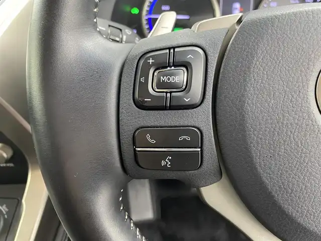 レクサス ＮＸ 300h バージョンL 福井県 2018(平30)年 1.7万km ソニックチタニウム 純正ナビ/CD/DVD/Blu-ray/Bluetooth/フルセグTV/USB/パノラミックビューモニター/赤革シート/全席シートヒーター/前席エアシート/後席電動格納シート/ヘッドアップディスプレイ/BSM/レクサスセーフティシステム＋/レーダークルーズコントロール/ビルトインETC2.0/革巻きステアリング/ステアリングリモコン/ステアリングヒーター/フロアマット/パワーバックドア/三眼LEDオートライト/オートハイビーム/フォグランプ/クリアランスソナー/社外17インチアルミホイール/横滑り防止装置/保証書/取扱説明書