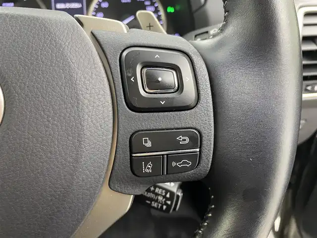 レクサス ＮＸ 300h バージョンL 福井県 2018(平30)年 1.7万km ソニックチタニウム 純正ナビ/CD/DVD/Blu-ray/Bluetooth/フルセグTV/USB/パノラミックビューモニター/赤革シート/全席シートヒーター/前席エアシート/後席電動格納シート/ヘッドアップディスプレイ/BSM/レクサスセーフティシステム＋/レーダークルーズコントロール/ビルトインETC2.0/革巻きステアリング/ステアリングリモコン/ステアリングヒーター/フロアマット/パワーバックドア/三眼LEDオートライト/オートハイビーム/フォグランプ/クリアランスソナー/社外17インチアルミホイール/横滑り防止装置/保証書/取扱説明書