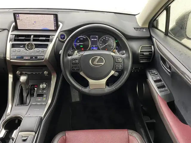 レクサス ＮＸ 300h バージョンL 福井県 2018(平30)年 1.7万km ソニックチタニウム 純正ナビ/CD/DVD/Blu-ray/Bluetooth/フルセグTV/USB/パノラミックビューモニター/赤革シート/全席シートヒーター/前席エアシート/後席電動格納シート/ヘッドアップディスプレイ/BSM/レクサスセーフティシステム＋/レーダークルーズコントロール/ビルトインETC2.0/革巻きステアリング/ステアリングリモコン/ステアリングヒーター/フロアマット/パワーバックドア/三眼LEDオートライト/オートハイビーム/フォグランプ/クリアランスソナー/社外17インチアルミホイール/横滑り防止装置/保証書/取扱説明書