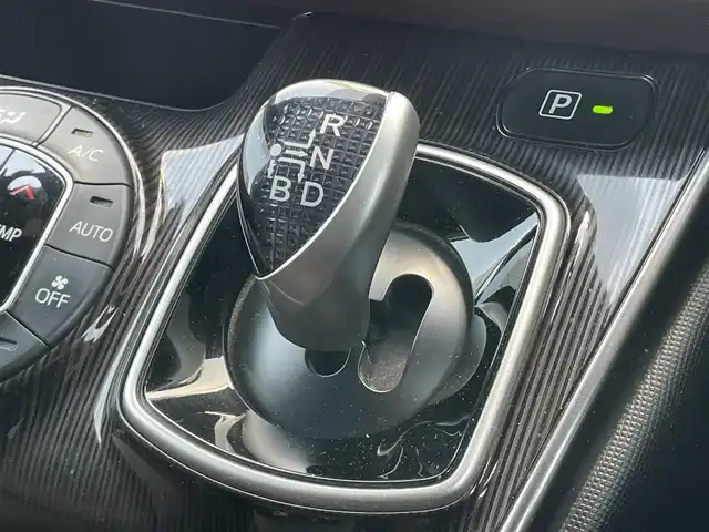 トヨタ エスクァイア ハイブリッド Gi プレミアムパッケージ 千葉県 2019(令1)年 9万km ホワイトパールクリスタルシャイン 純正ナビ(NSZN-Z68T)/フルセグTV/CD/DVD/BT/バックカメラ/純正フリップダウンモニター/D+N席シートヒーター/ステアリングスイッチ/ステアリングヒーター/電動格納ミラー/オートミラー/ウインカーミラー