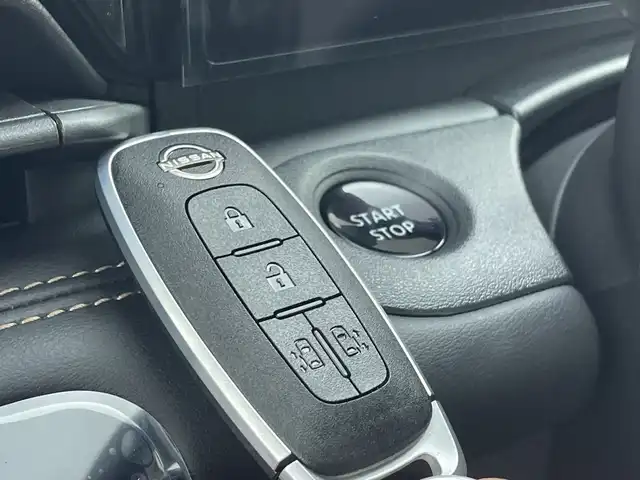 日産 セレナ e－パワー ハイウェイスター V 群馬県 2025(令7)年 0.1万km未満 プリズムホワイト 登録済未使用車　純正１２．３型ナビ　純正１１型後席モニター　全周囲カメラ　デジタルインナーミラー　両側電動スライドドア　置くだけ充電　衝突被害軽減ブレーキ　アダプティブクルーズコントロール　禁煙車