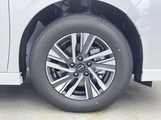 日産 セレナ e－パワー ハイウェイスター V 群馬県 2025(令7)年 0.1万km未満 プリズムホワイト 登録済未使用車　純正１２．３型ナビ　純正１１型後席モニター　全周囲カメラ　デジタルインナーミラー　両側電動スライドドア　置くだけ充電　衝突被害軽減ブレーキ　アダプティブクルーズコントロール　禁煙車