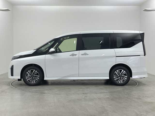 日産 セレナ e－パワー ハイウェイスター V 群馬県 2025(令7)年 0.1万km未満 プリズムホワイト 登録済未使用車　純正１２．３型ナビ　純正１１型後席モニター　全周囲カメラ　デジタルインナーミラー　両側電動スライドドア　置くだけ充電　衝突被害軽減ブレーキ　アダプティブクルーズコントロール　禁煙車