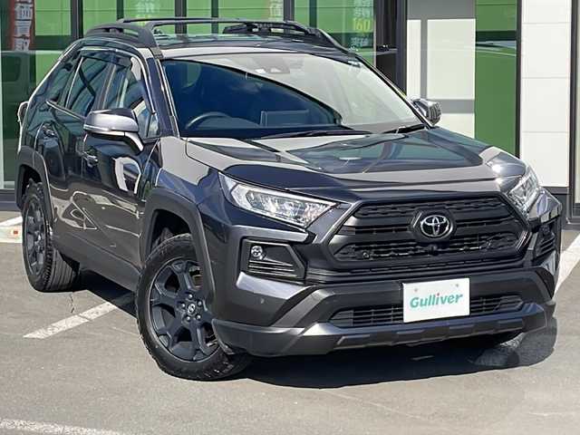 トヨタ ＲＡＶ４ アドベンチャー オフロードPKG 道東・釧路十勝 2022(令4)年 6.5万km グレーメタリック ・ワンオーナー/・4WD/・寒冷地仕様/・純正ディスプレイオーディオ/（Miracast・FM・AM・BT）/・全方位カメラ/バックカメラ/・追従式クルーズコントロール/・BSM/・フロントワイパーデアイサー/・ダウンヒルアシスト/・スノーモード/・横滑り防止/・コーナーセンサー/・パワーバックドア/・LEDヘッドライト/・フォグライト/・オートマチックハイビーム/・オートライト/・前席シートヒーター/エアーシート/・ステアリングヒーター/・ビルトインETC/・純正エンジンスターター（キー一体型）/・革巻きステアリング/・ステアリングスイッチ/・MTモード付AT/・ヒッチメンバー/・ルーフレール/・電格ウィンカーミラー/・ドアバイザー/・スマートキー/・プッシュスタート