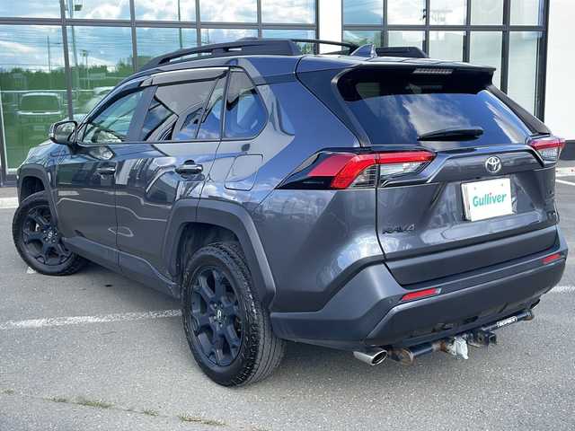 トヨタ ＲＡＶ４ アドベンチャー オフロードPKG 道東・釧路十勝 2022(令4)年 6.5万km グレーメタリック ・ワンオーナー/・4WD/・寒冷地仕様/・純正ディスプレイオーディオ/（Miracast・FM・AM・BT）/・全方位カメラ/バックカメラ/・追従式クルーズコントロール/・BSM/・フロントワイパーデアイサー/・ダウンヒルアシスト/・スノーモード/・横滑り防止/・コーナーセンサー/・パワーバックドア/・LEDヘッドライト/・フォグライト/・オートマチックハイビーム/・オートライト/・前席シートヒーター/エアーシート/・ステアリングヒーター/・ビルトインETC/・純正エンジンスターター（キー一体型）/・革巻きステアリング/・ステアリングスイッチ/・MTモード付AT/・ヒッチメンバー/・ルーフレール/・電格ウィンカーミラー/・ドアバイザー/・スマートキー/・プッシュスタート