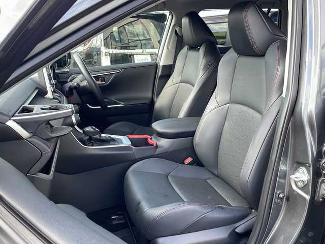 トヨタ ＲＡＶ４ アドベンチャー オフロードPKG 道東・釧路十勝 2022(令4)年 6.5万km グレーメタリック ・ワンオーナー/・4WD/・寒冷地仕様/・純正ディスプレイオーディオ/（Miracast・FM・AM・BT）/・全方位カメラ/バックカメラ/・追従式クルーズコントロール/・BSM/・フロントワイパーデアイサー/・ダウンヒルアシスト/・スノーモード/・横滑り防止/・コーナーセンサー/・パワーバックドア/・LEDヘッドライト/・フォグライト/・オートマチックハイビーム/・オートライト/・前席シートヒーター/エアーシート/・ステアリングヒーター/・ビルトインETC/・純正エンジンスターター（キー一体型）/・革巻きステアリング/・ステアリングスイッチ/・MTモード付AT/・ヒッチメンバー/・ルーフレール/・電格ウィンカーミラー/・ドアバイザー/・スマートキー/・プッシュスタート