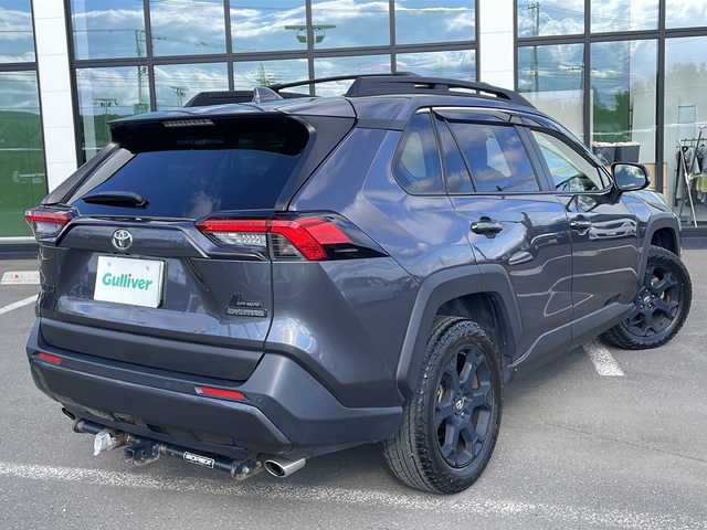 トヨタ ＲＡＶ４ アドベンチャー オフロードPKG 道東・釧路十勝 2022(令4)年 6.5万km グレーメタリック ・ワンオーナー/・4WD/・寒冷地仕様/・純正ディスプレイオーディオ/（Miracast・FM・AM・BT）/・全方位カメラ/バックカメラ/・追従式クルーズコントロール/・BSM/・フロントワイパーデアイサー/・ダウンヒルアシスト/・スノーモード/・横滑り防止/・コーナーセンサー/・パワーバックドア/・LEDヘッドライト/・フォグライト/・オートマチックハイビーム/・オートライト/・前席シートヒーター/エアーシート/・ステアリングヒーター/・ビルトインETC/・純正エンジンスターター（キー一体型）/・革巻きステアリング/・ステアリングスイッチ/・MTモード付AT/・ヒッチメンバー/・ルーフレール/・電格ウィンカーミラー/・ドアバイザー/・スマートキー/・プッシュスタート