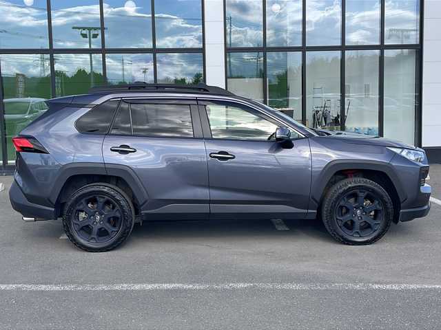 トヨタ ＲＡＶ４ アドベンチャー オフロードPKG 道東・釧路十勝 2022(令4)年 6.5万km グレーメタリック ・ワンオーナー/・4WD/・寒冷地仕様/・純正ディスプレイオーディオ/（Miracast・FM・AM・BT）/・全方位カメラ/バックカメラ/・追従式クルーズコントロール/・BSM/・フロントワイパーデアイサー/・ダウンヒルアシスト/・スノーモード/・横滑り防止/・コーナーセンサー/・パワーバックドア/・LEDヘッドライト/・フォグライト/・オートマチックハイビーム/・オートライト/・前席シートヒーター/エアーシート/・ステアリングヒーター/・ビルトインETC/・純正エンジンスターター（キー一体型）/・革巻きステアリング/・ステアリングスイッチ/・MTモード付AT/・ヒッチメンバー/・ルーフレール/・電格ウィンカーミラー/・ドアバイザー/・スマートキー/・プッシュスタート