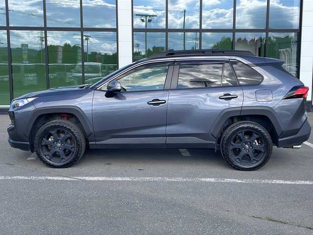 トヨタ ＲＡＶ４ アドベンチャー オフロードPKG 道東・釧路十勝 2022(令4)年 6.5万km グレーメタリック ・ワンオーナー/・4WD/・寒冷地仕様/・純正ディスプレイオーディオ/（Miracast・FM・AM・BT）/・全方位カメラ/バックカメラ/・追従式クルーズコントロール/・BSM/・フロントワイパーデアイサー/・ダウンヒルアシスト/・スノーモード/・横滑り防止/・コーナーセンサー/・パワーバックドア/・LEDヘッドライト/・フォグライト/・オートマチックハイビーム/・オートライト/・前席シートヒーター/エアーシート/・ステアリングヒーター/・ビルトインETC/・純正エンジンスターター（キー一体型）/・革巻きステアリング/・ステアリングスイッチ/・MTモード付AT/・ヒッチメンバー/・ルーフレール/・電格ウィンカーミラー/・ドアバイザー/・スマートキー/・プッシュスタート