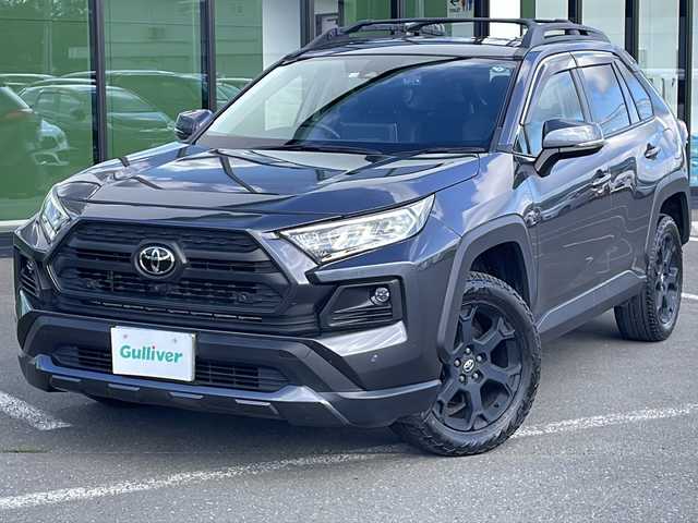 トヨタ ＲＡＶ４ アドベンチャー オフロードPKG 道東・釧路十勝 2022(令4)年 6.5万km グレーメタリック ・ワンオーナー/・4WD/・寒冷地仕様/・純正ディスプレイオーディオ/（Miracast・FM・AM・BT）/・全方位カメラ/バックカメラ/・追従式クルーズコントロール/・BSM/・フロントワイパーデアイサー/・ダウンヒルアシスト/・スノーモード/・横滑り防止/・コーナーセンサー/・パワーバックドア/・LEDヘッドライト/・フォグライト/・オートマチックハイビーム/・オートライト/・前席シートヒーター/エアーシート/・ステアリングヒーター/・ビルトインETC/・純正エンジンスターター（キー一体型）/・革巻きステアリング/・ステアリングスイッチ/・MTモード付AT/・ヒッチメンバー/・ルーフレール/・電格ウィンカーミラー/・ドアバイザー/・スマートキー/・プッシュスタート