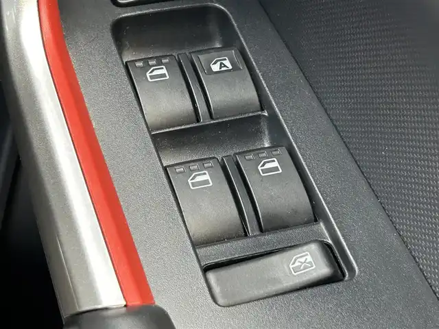 トヨタ ライズ G 熊本県 2023(令5)年 0.9万km シャイニングホワイトパール ワンオーナー/純正ディスプレイオーディオ/・AM/FM/USB/iPod/HDMI/BT/・フルセグTV/・AppleCarPlay/AndroidAuto/全周囲カメラ/・フロント/サイド/バック/スマートアシスト/・先行車発進お知らせ機能/・横滑り防止機能/・アイドリングストップ/・衝突被害軽減システム/・クリアランスソナー/前後コーナーセンサー/ステアリングリモコン/オートライト/・ヘッドライトレベライザー/・LEDライト/テレビキャンセラー/電動格納ミラー/・ウィンカーミラー/純正ETC/純正ドアバイザー/純正フロアマット/スマートキー/・スペアキー