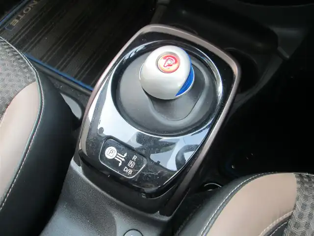 日産 ノート e－パワー メダリスト 千葉県 2016(平28)年 4.8万km ギャラクシーゴールド 社外ナビ、フルセグTV/アラウンドビューモニター/社外オーディオ【DVD/CD/BT/SD】/LEDヘッドライト&イエローフォグ/エマージェンシーブレーキ/車線逸脱防止警報/デジタルインナーミラー/ハーフレザーシート/革巻きステアリング/前後コーナーセンサー/ナビ連動前方ドライブレコーダー/ETC/スペアキー/取扱説明書/ナビ取扱説明書/新車時保証書/整備記録簿(H29/R1/R3/R5)