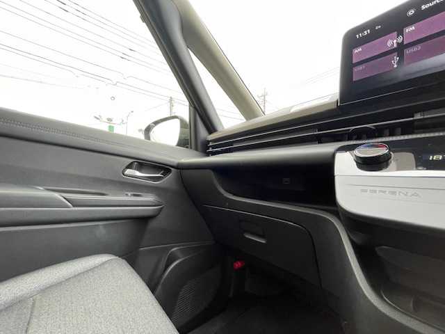 日産 セレナ ハイウェイスター V 沖縄県 2023(令5)年 3.1万km ダイヤモンドブラック ●純正12.3インチナビ/(フルセグ/Bluetooth/AppleCarPlay/AndroidAuto)/●全方位カメラ/●インテリジェントクルーズコントロール/●ブラインドスポットモニター/●衝突被害軽減システム/●プロパイロット/●前後インテリジェントソナー/●電動パーキングブレーキ/●オートブレーキホールド/●LEDヘッドライト＆フォグランプ/●オートライト/●革巻きステアリング/●ステアリングスイッチ/●ETC2.0/●デジタルインナーミラー/●パドルシフト/●エレクトロニックシフト/●両側パワースライド/●電動格納ウィンカーミラー/●置くだけ充電/●USB/●スマートキー/●プッシュスタート/●社外フロアマット/●純正16インチアルミホイール/●W＋サイド＋カーテンSRS＋ABS