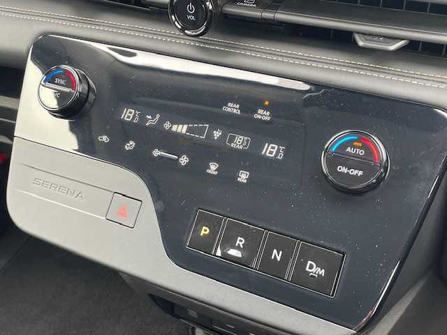 日産 セレナ ハイウェイスター V 沖縄県 2023(令5)年 3.1万km ダイヤモンドブラック ●純正12.3インチナビ/(フルセグ/Bluetooth/AppleCarPlay/AndroidAuto)/●全方位カメラ/●インテリジェントクルーズコントロール/●ブラインドスポットモニター/●衝突被害軽減システム/●プロパイロット/●前後インテリジェントソナー/●電動パーキングブレーキ/●オートブレーキホールド/●LEDヘッドライト＆フォグランプ/●オートライト/●革巻きステアリング/●ステアリングスイッチ/●ETC2.0/●デジタルインナーミラー/●パドルシフト/●エレクトロニックシフト/●両側パワースライド/●電動格納ウィンカーミラー/●置くだけ充電/●USB/●スマートキー/●プッシュスタート/●社外フロアマット/●純正16インチアルミホイール/●W＋サイド＋カーテンSRS＋ABS