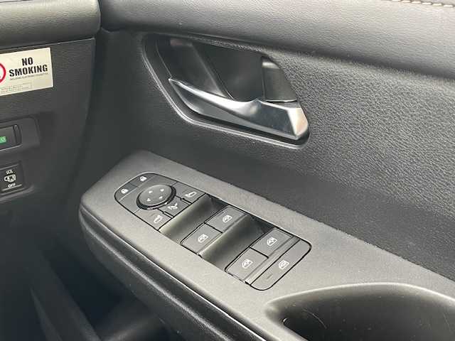 日産 セレナ ハイウェイスター V 沖縄県 2023(令5)年 3.1万km ダイヤモンドブラック ●純正12.3インチナビ/(フルセグ/Bluetooth/AppleCarPlay/AndroidAuto)/●全方位カメラ/●インテリジェントクルーズコントロール/●ブラインドスポットモニター/●衝突被害軽減システム/●プロパイロット/●前後インテリジェントソナー/●電動パーキングブレーキ/●オートブレーキホールド/●LEDヘッドライト＆フォグランプ/●オートライト/●革巻きステアリング/●ステアリングスイッチ/●ETC2.0/●デジタルインナーミラー/●パドルシフト/●エレクトロニックシフト/●両側パワースライド/●電動格納ウィンカーミラー/●置くだけ充電/●USB/●スマートキー/●プッシュスタート/●社外フロアマット/●純正16インチアルミホイール/●W＋サイド＋カーテンSRS＋ABS