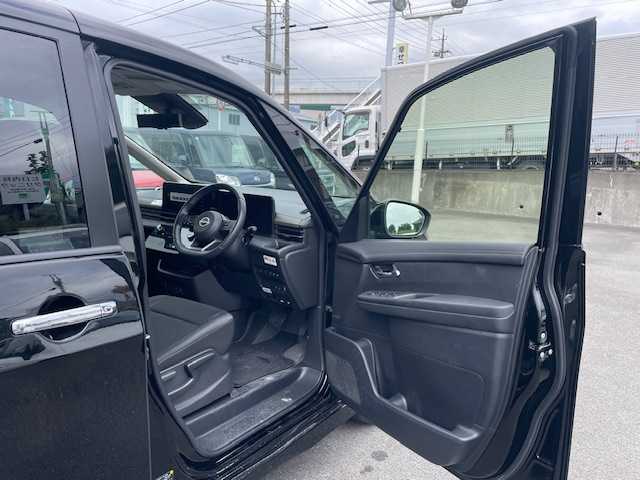 日産 セレナ ハイウェイスター V 沖縄県 2023(令5)年 3.1万km ダイヤモンドブラック ●純正12.3インチナビ/(フルセグ/Bluetooth/AppleCarPlay/AndroidAuto)/●全方位カメラ/●インテリジェントクルーズコントロール/●ブラインドスポットモニター/●衝突被害軽減システム/●プロパイロット/●前後インテリジェントソナー/●電動パーキングブレーキ/●オートブレーキホールド/●LEDヘッドライト＆フォグランプ/●オートライト/●革巻きステアリング/●ステアリングスイッチ/●ETC2.0/●デジタルインナーミラー/●パドルシフト/●エレクトロニックシフト/●両側パワースライド/●電動格納ウィンカーミラー/●置くだけ充電/●USB/●スマートキー/●プッシュスタート/●社外フロアマット/●純正16インチアルミホイール/●W＋サイド＋カーテンSRS＋ABS