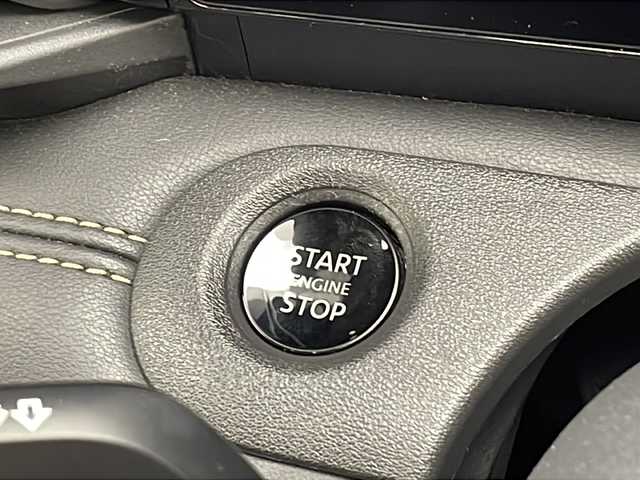 日産 セレナ ハイウェイスター V 沖縄県 2023(令5)年 3.1万km ダイヤモンドブラック 純正12.3インチナビ/(フルセグ/Bluetooth/AppleCarPlay/AndroidAuto)/全方位カメラ/インテリジェントクルーズコントロール/ブラインドスポットモニター/衝突被害軽減システム/プロパイロット/前後インテリジェントソナー/電動パーキングブレーキ/オートブレーキホールド/LEDヘッドライト＆フォグランプ/オートライト/革巻きステアリング/ステアリングスイッチ/ETC2.0/デジタルインナーミラー/パドルシフト/エレクトロニックシフト/両側パワースライド/電動格納ウィンカーミラー/置くだけ充電/USB/スマートキー/プッシュスタート/社外フロアマット/純正16インチアルミホイール/W＋サイド＋カーテンSRS＋ABS