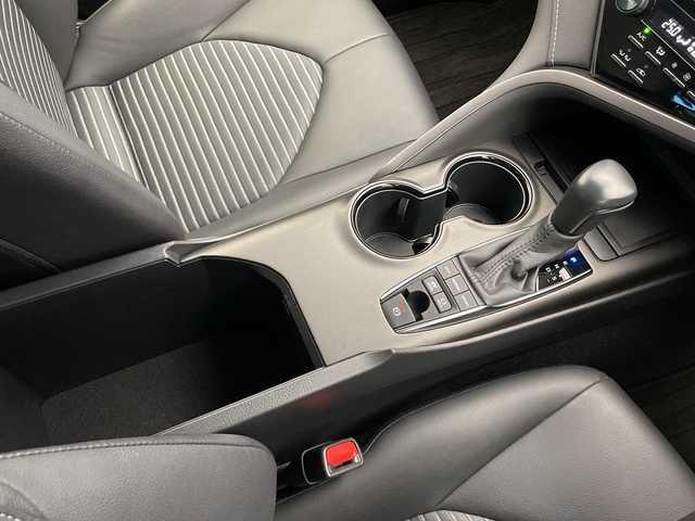 トヨタ カムリ WS 長野県 2023(令5)年 3.2万km プラチナホワイトパールマイカ 4WD/純正ディスプレイオーディオ(ナビ付/BT/HDMI/ラジオ)/バックカメラ/トヨタセーフティセンス/・プリクラッシュセーフティ/・アダプティブクルーズコントロール/・レーンキープアシスト/・BSM/・RCTA/・クリアランスソナー/ハーフレザーシート/パワーシート（D席）/レオニス17インチAW付夏タイヤ/17インチ純正AW付冬タイヤ(VRX3)積込み/寒冷地仕様/ドライブレコーダー（前後）/オートマチックハイビーム/LEDヘッドライト/フロントリヤフォグライト/フロントワイパーデアイサー/純正フロアマット/電動パーキングブレーキ/ブレーキホールド/スペアキー